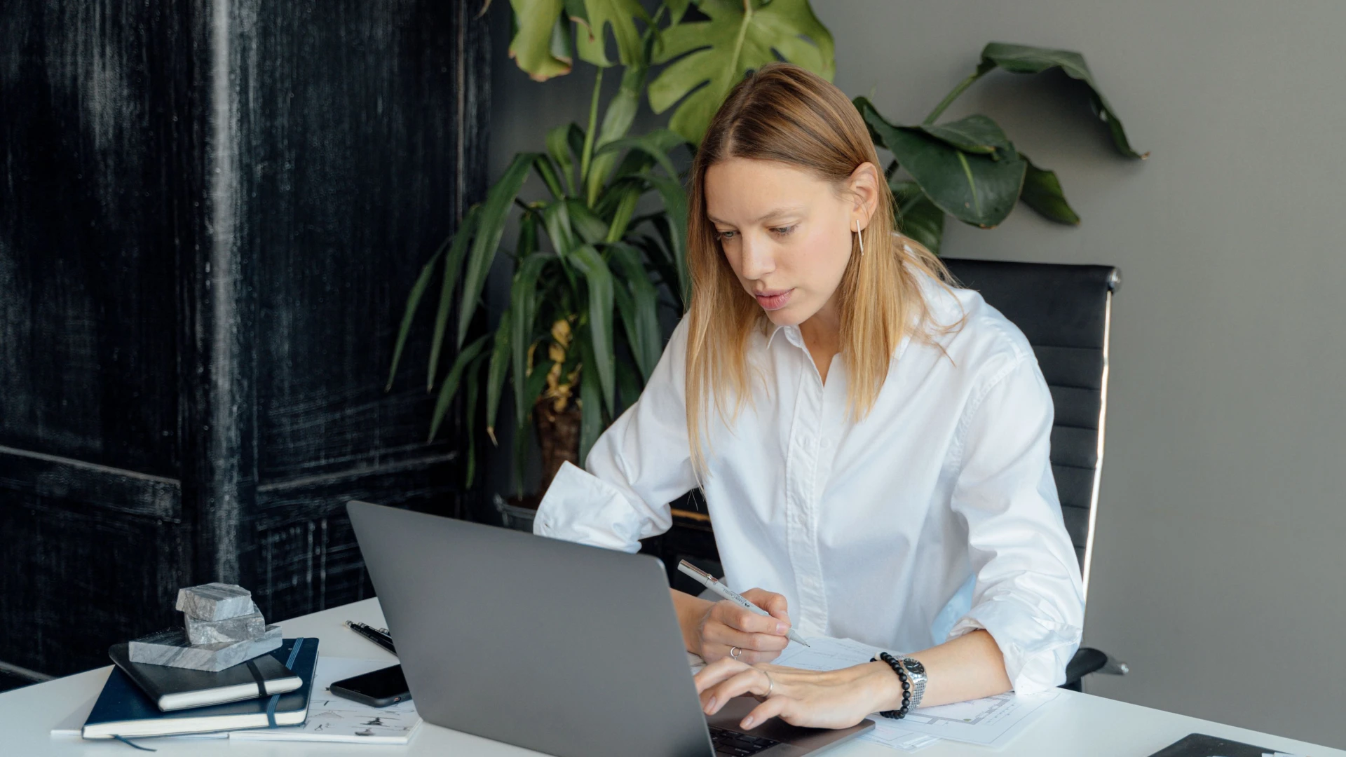 Junge Frau am Computer Junge Frau am Computer