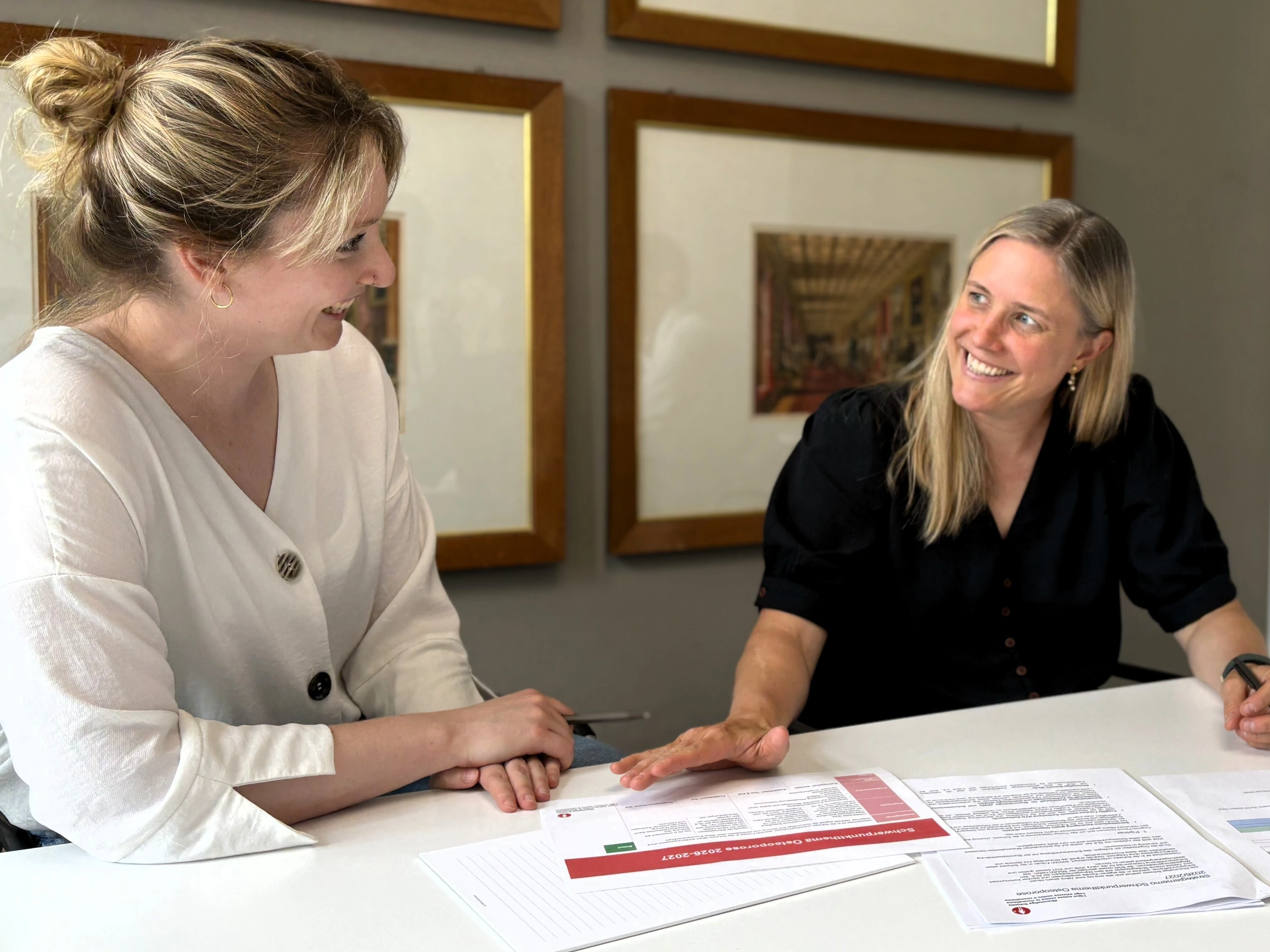 Annette Stolz in einer Besprechung Annette Stolz in einer Besprechung