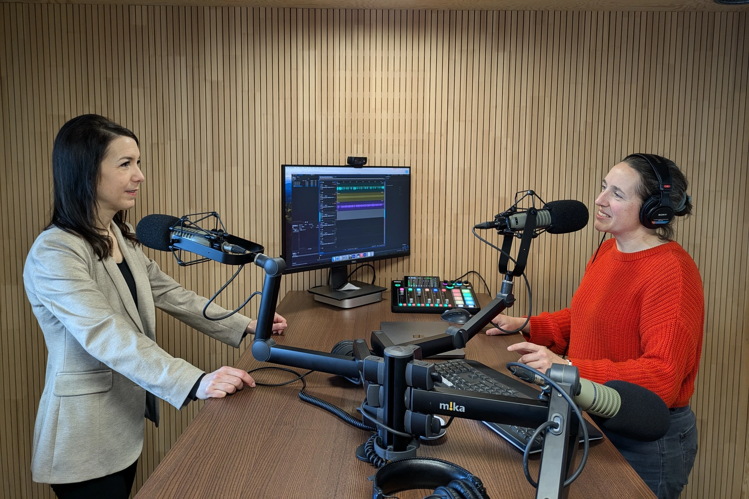 2 Frauen im Aufnahmestudio 2 Frauen im Aufnahmestudio