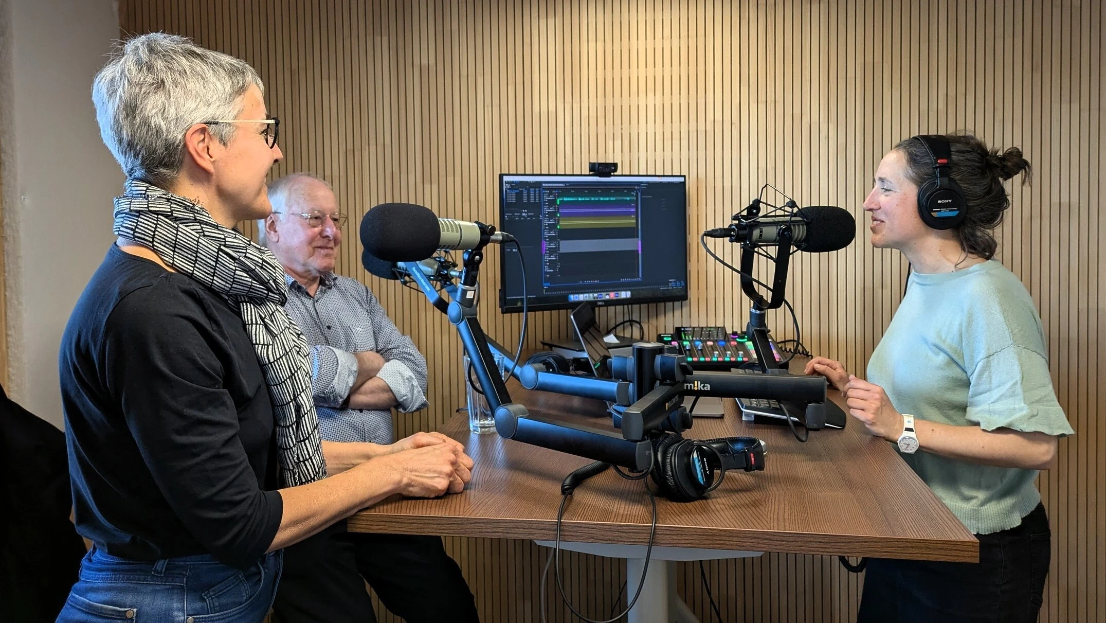 Monika Bänziger, Physiotherapeutin, und Martin Mäder, Teilnehmender beim Sturzpräventionsprogramm bei den Podcast-Aufnahmen mit Moderatorin Carla Keller. (v.l.n.r.) Monika Bänziger, Physiotherapeutin, und Martin Mäder, Teilnehmender beim Sturzpräventionsprogramm bei den Podcast-Aufnahmen mit Moderatorin Carla Keller. (v.l.n.r.)