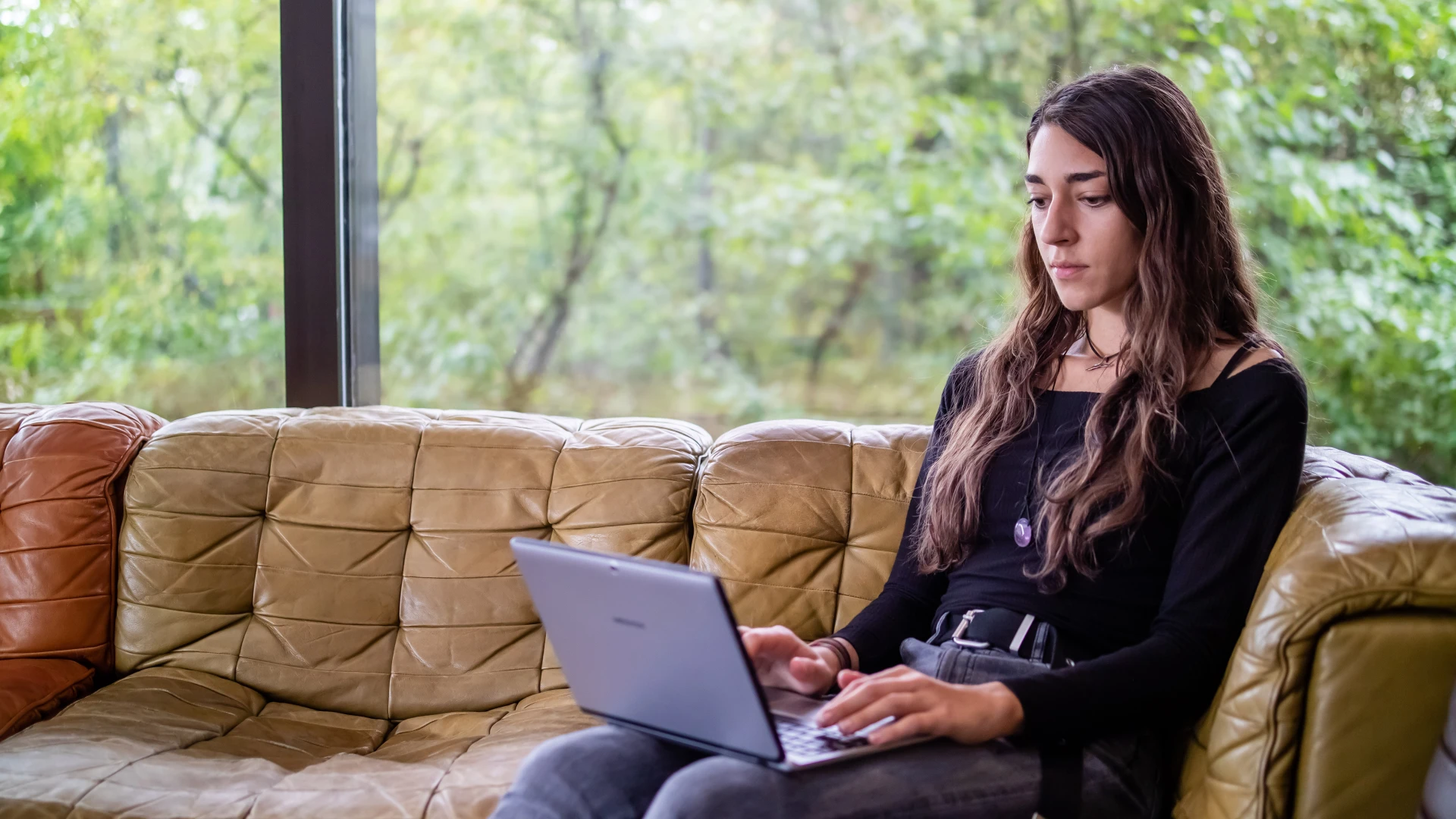 junge Frau mit Laptop
