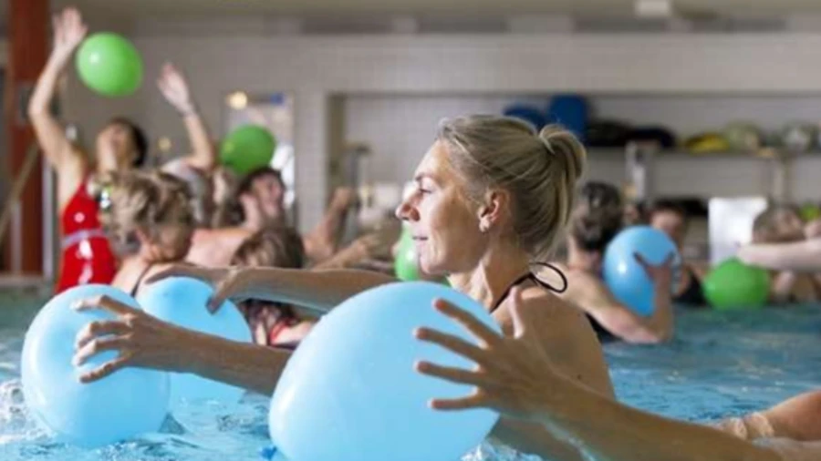 Menschen im Wasser beim Aquawell Menschen im Wasser beim Aquawell