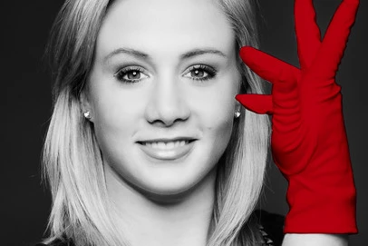 Ariella Kaeslin für die Kampagne Lueg dine Händ trägt einen roten Handschuh