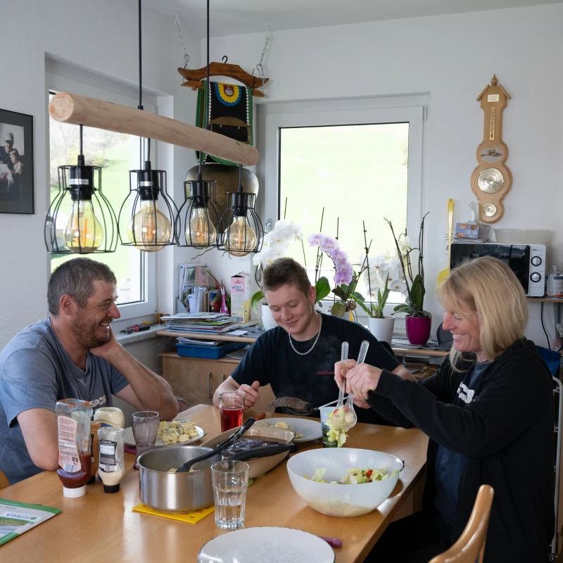 Rahel Cathomas am Mittagstisch mit ihrer Familie Rahel Cathomas am Mittagstisch mit ihrer Familie