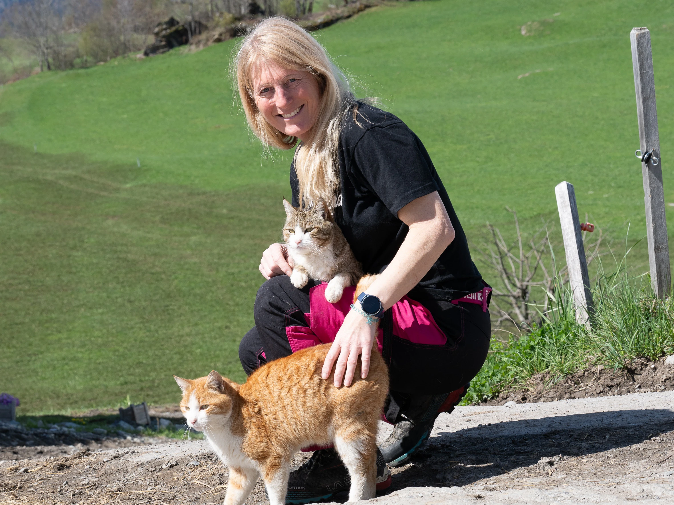 Rahel Cathomas im Patientinnenporträt Rahel Cathomas mit ihren zwei Katzen in Brigels (GR)