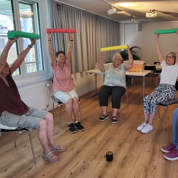 Training auf Stuhl Armtraining auf Stuhl