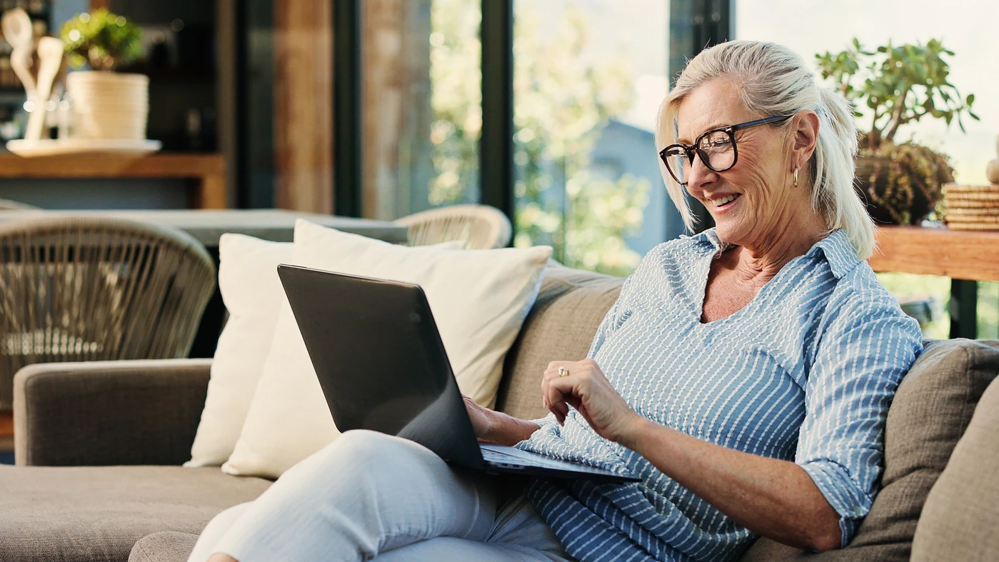 Frau am Laptop Frau am Laptop Rheuma-Newsletter
