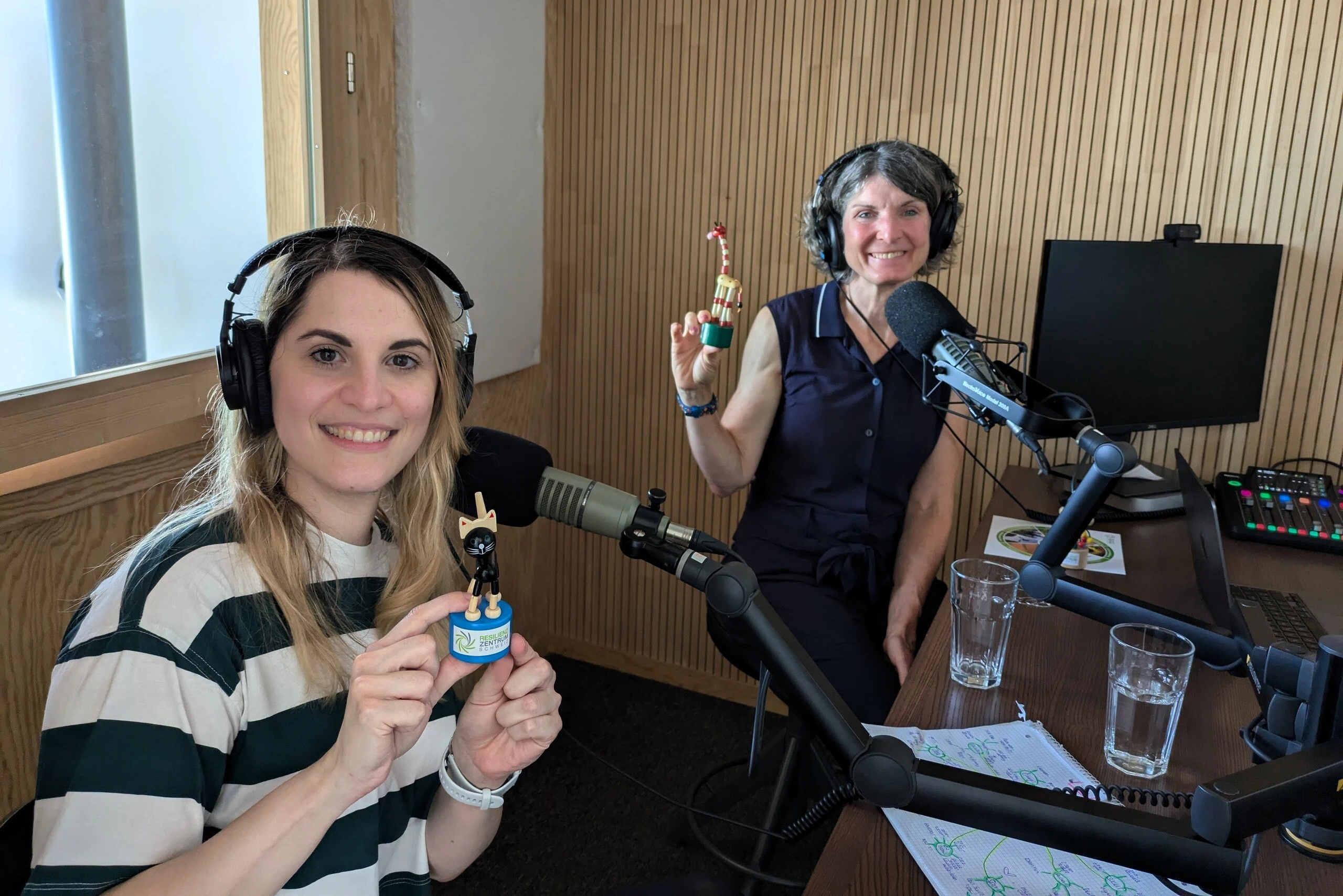 Lisa Welter und Antoinette Wenk während den Podcast Aufnahmen v l n r Lisa Welter und Antoinette Wenk während den Podcast Aufnahmen v l n r