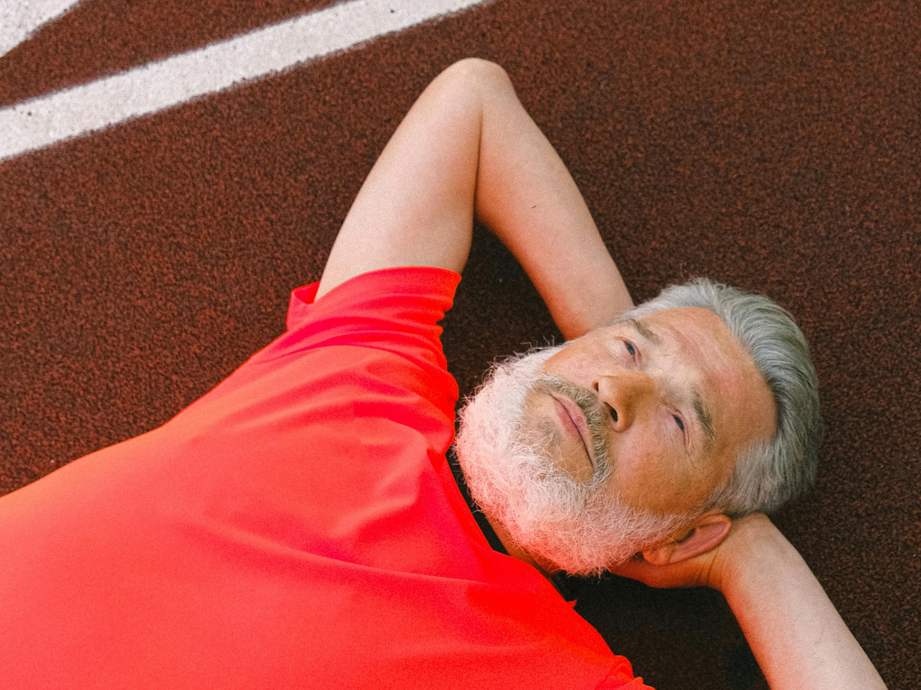 Rheuma bei Männern Mann nachdenklich auf Boden beim Sport
