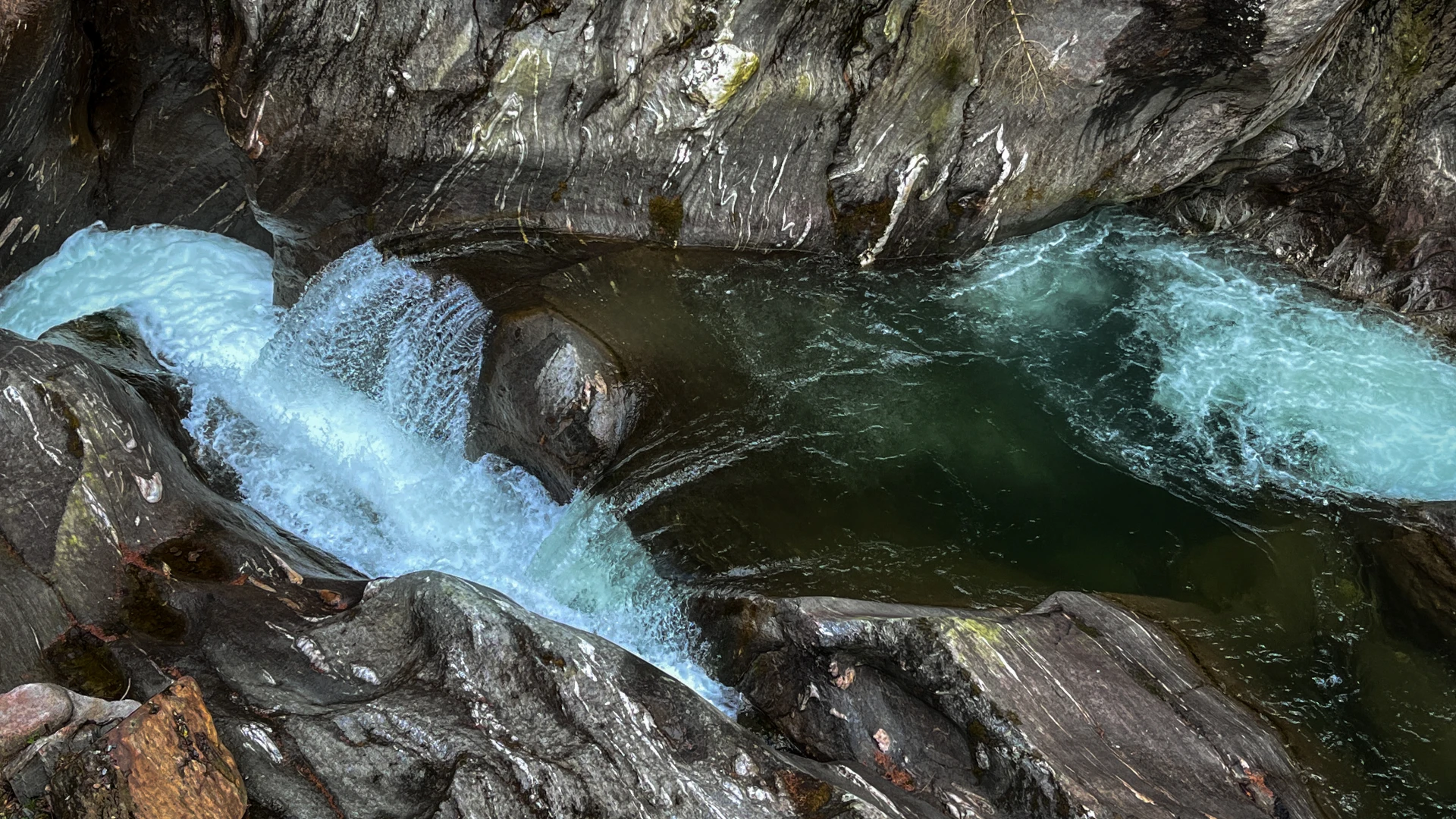 fliessendes Wasser fliessendes Wasser
