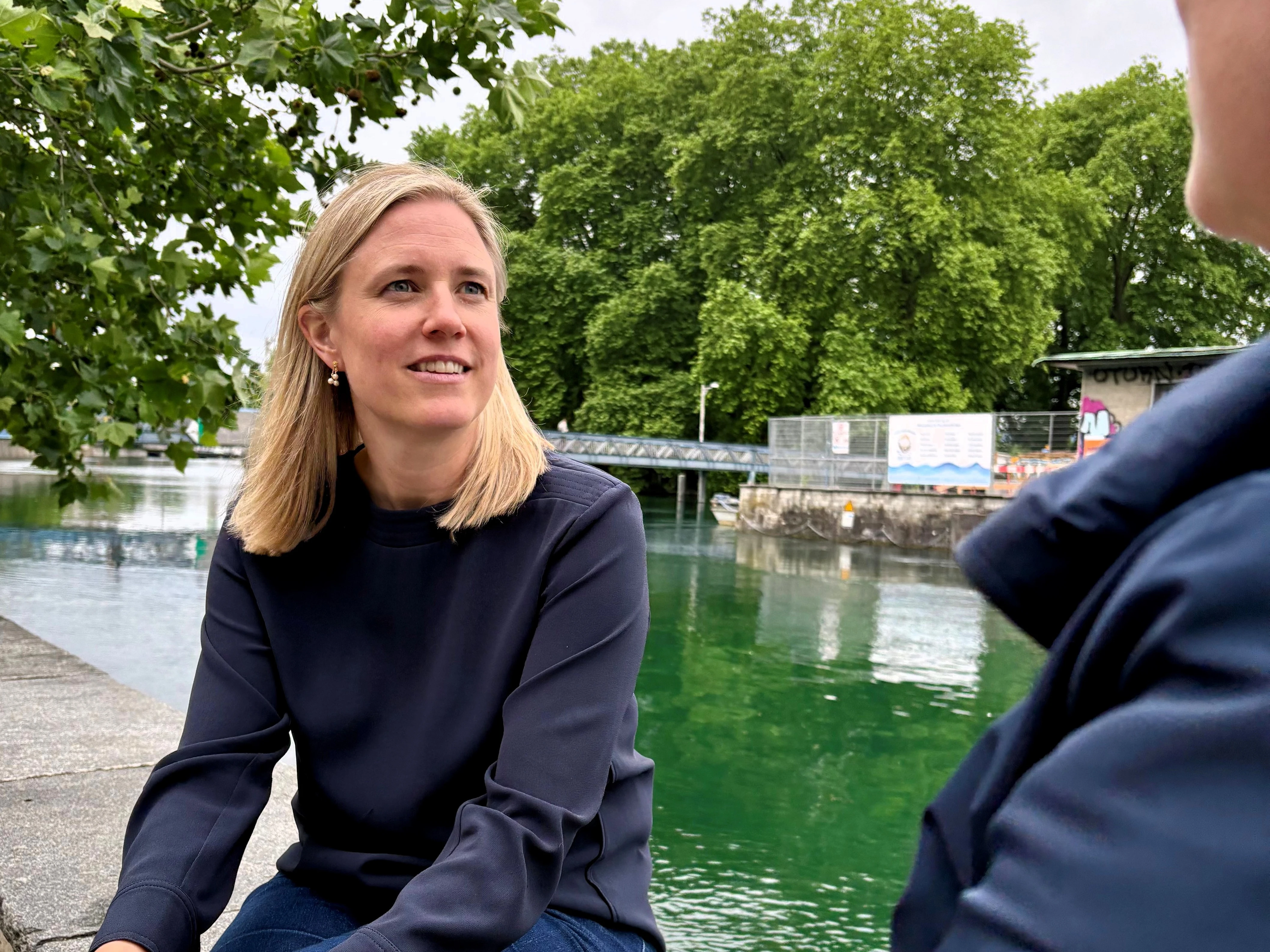 Annette Stolz im Gespräch an der Limmat