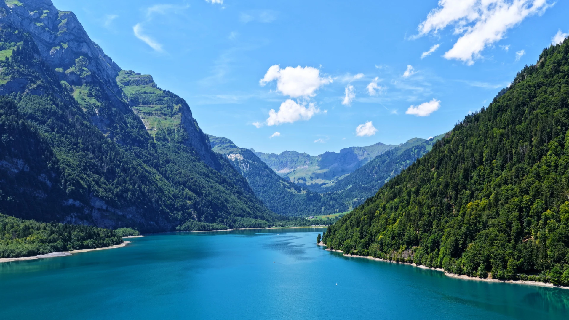 Türkiser Klöntalersee in den Schweizer Alpen Türkiser Klöntalersee in den Schweizer Alpen