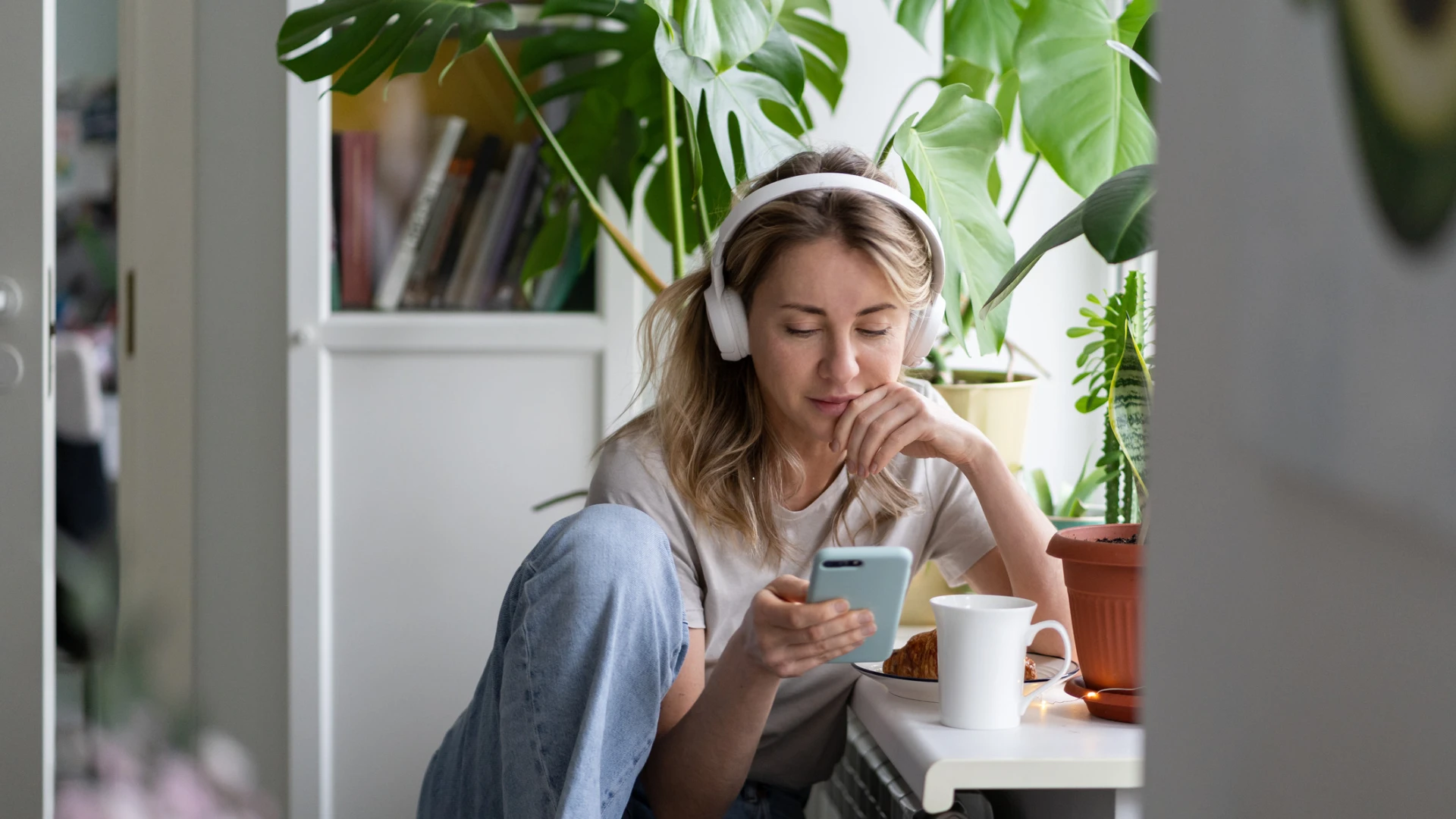 Frau hört Podcast Rheuma Persönlich