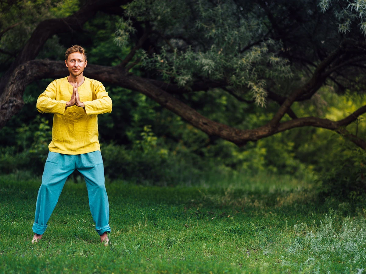 Qigong im Park Mann praktiziert im Freien Qigong.
