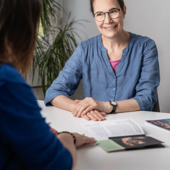 Beratung durch die Rheumaliga Beraterin im Gespräch mit einer Klientin