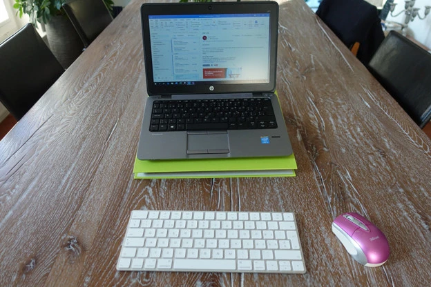 Home Office am Laptop Home Office am Laptop mit externer Tastatur und Maus