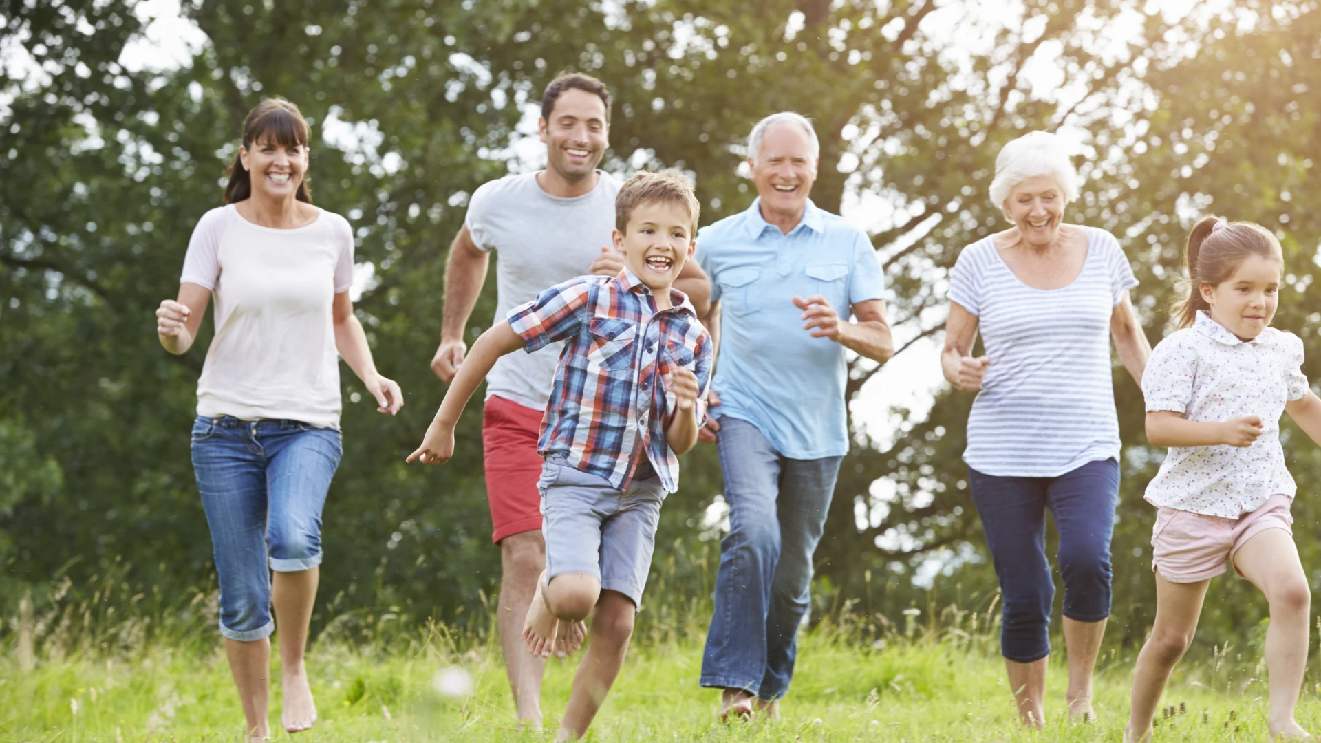 Familie Generationen in Bewegung in der Natur