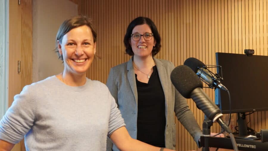 Caroline Ospelt und Isabelle Steeb an den Podcast-Aufnahmen