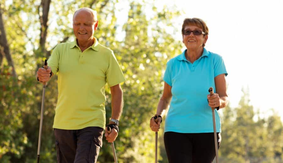 Senior und Seniorin Nordic Walking