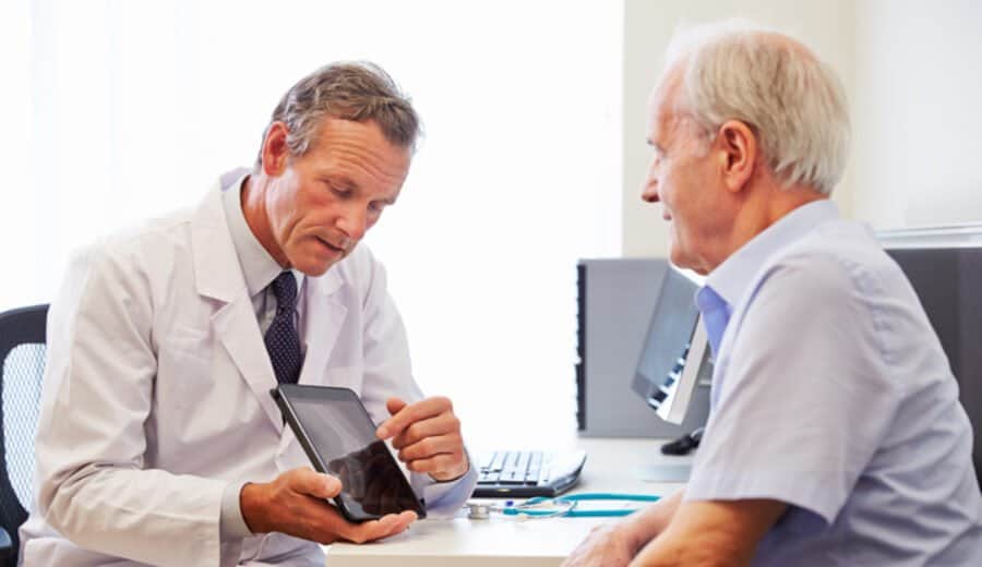 Symbolbild Sprechstunde - © iStock / monkeybusinessimage Arzt und Patient im Gespräch