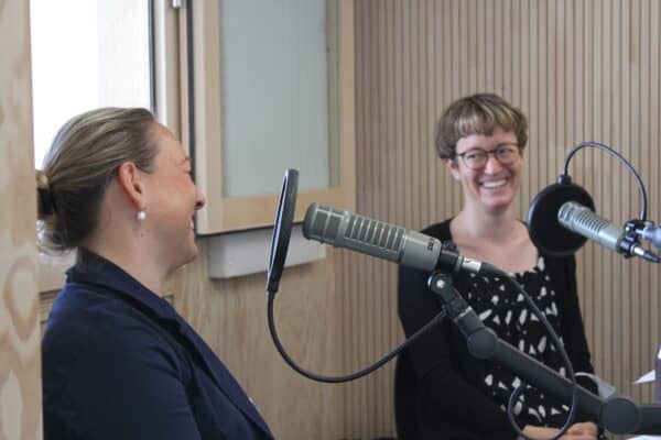 Susi Draeyer und Martina Roffler waehrend der Podcastaufnahme