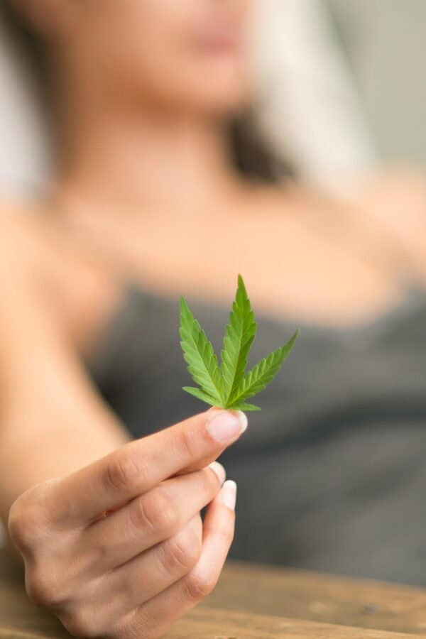 Cannabis Frau - © iStock / MStudioImages Cannabis Frau
