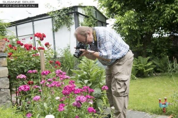 Ruedi Lehner fotografiert seine Steinnelken im Garten.