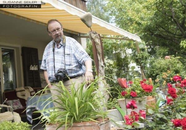 Ruedi Lehner dans le jardin.