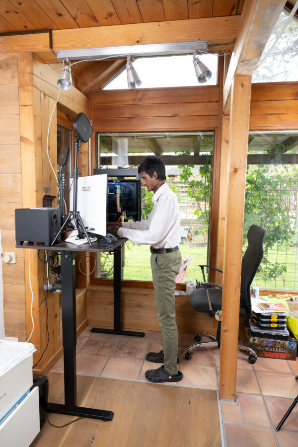 Benjamin dans son Home Office