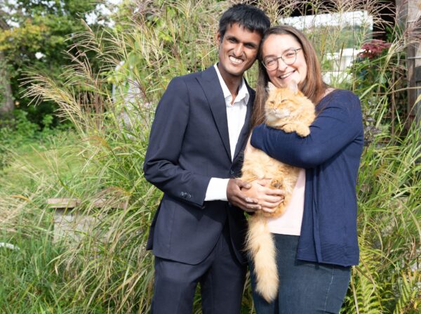 Benjamin avec sa femme et son chat.