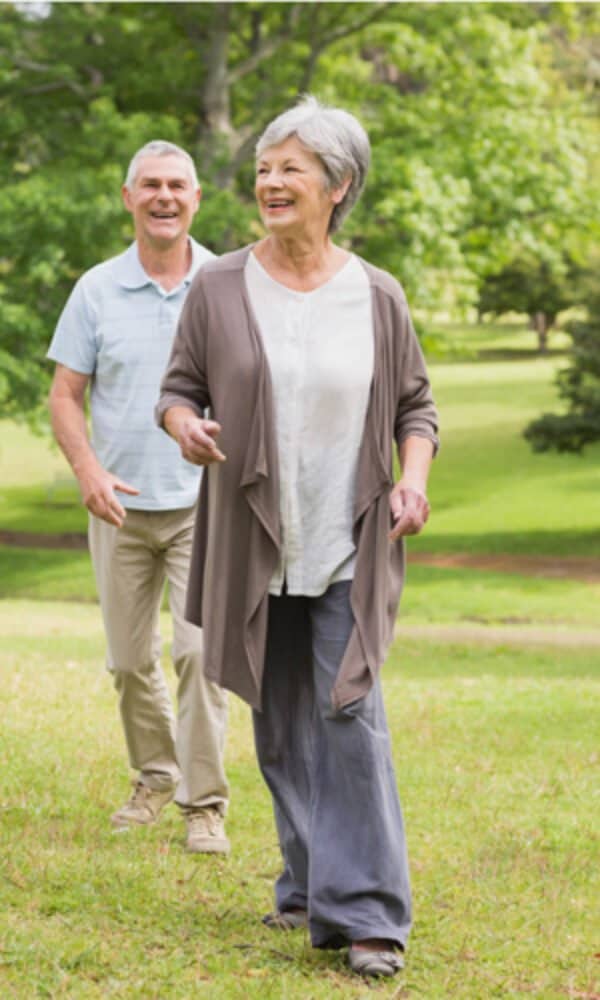 Couple âgé dans le parc