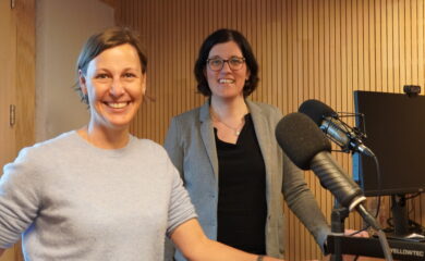 Caroline Ospelt und Isabelle Steeb an den Podcast-Aufnahmen