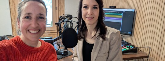Nadine Rheme l und Carla Keller r sprechen im Podcast ueber Schwangerschaft und Geburt bei Rhuema 2