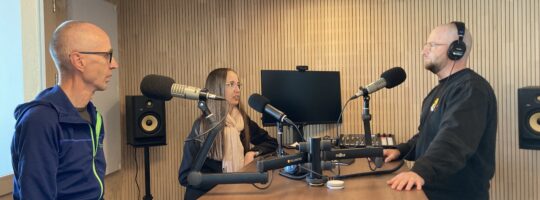 Bildlegende: Anna Troelsen und ihr Vater Heinz Fischer während den Podcastaufnahmen bei Moderator Simon Lechmann (Podcastschmiede). Quelle: Rheumaliga Schweiz