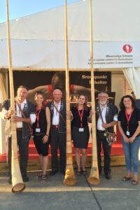 Die Alphornbläser besuchen den Rheumaliga-Stand.