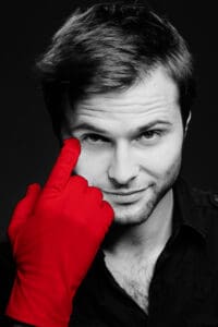 Nils Althaus, Liedermacher, Kabarettist und Schauspieler: «Mein Mundwerk setzt die Pointen, aber meine Hände geben den Ton an – mit der Gitarre.»