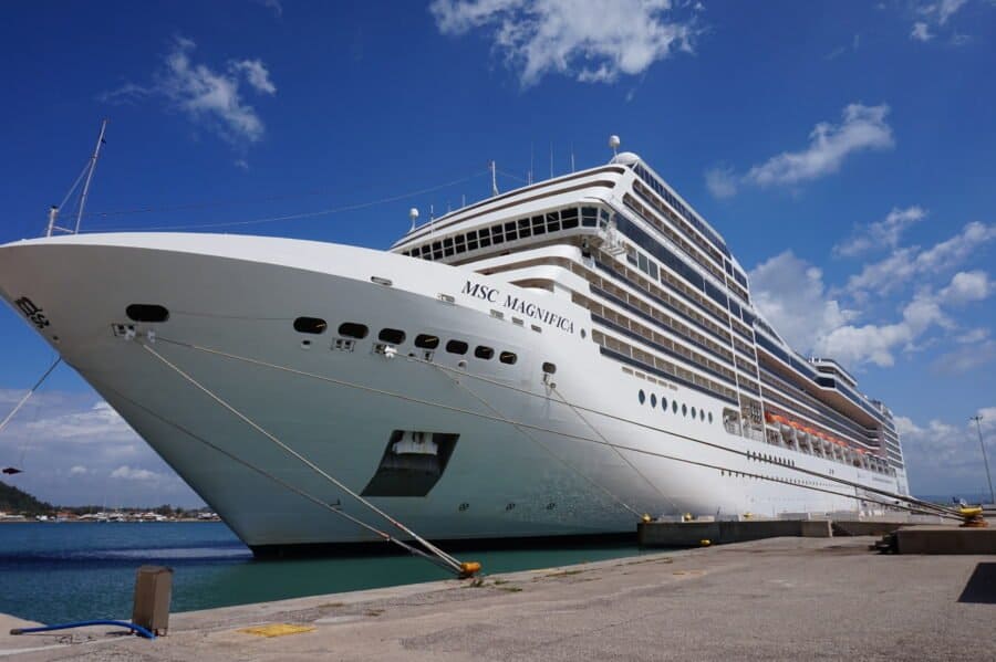 Mittelmeer-Kreuzfahrt der Rheumaliga Schweiz Kreuzfahrtschiff MSC Magnifica, angetaut in einem Hafen