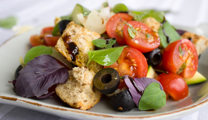 Tomatensalat mit Oliven und Brot