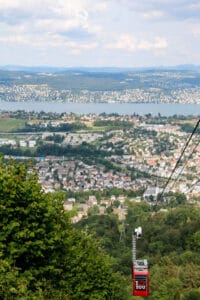 Gondelfahrt zur Bergstation Felsenegg