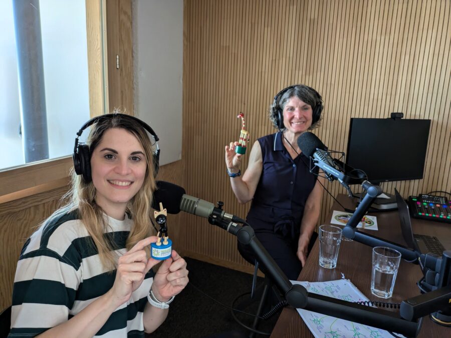 Lisa Welter und Antoinette Wenk waehrend den Podcast Aufnahmen v l n r