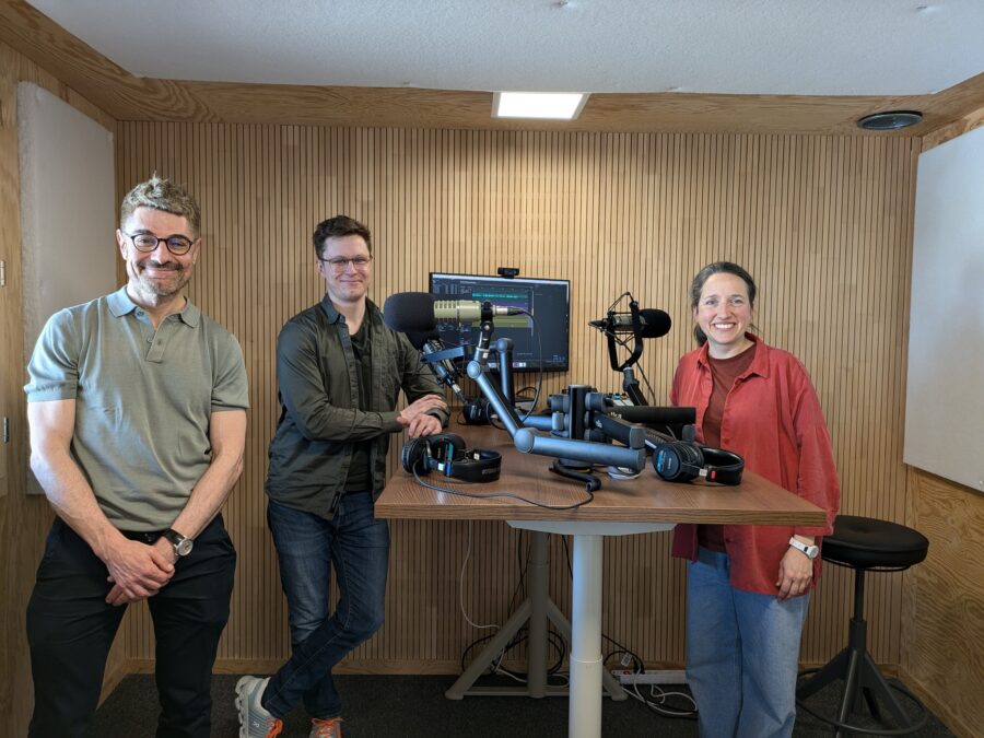 Roberto Pirrotta Matthias Galbier und Carla Keller waehrend der Podcast Aufnahmen v l n r Roberto Pirrotta Matthias Galbier und Carla Keller waehrend der Podcast Aufnahmen v l n r