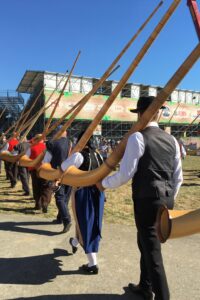 Les joueurs de cor des Alpes lors de l’entrée dans l’arène.
