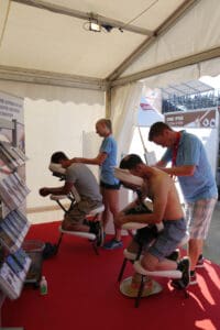 Les visiteuses et les visiteurs profitent d’un bon massage.