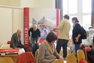 Visiteurs chez le stande d'un sponsor