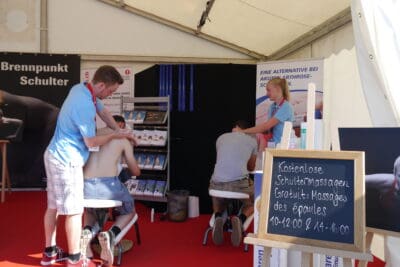 Die Besucherinnen und Besucher geniessen die entspannenden Schultermassagen.