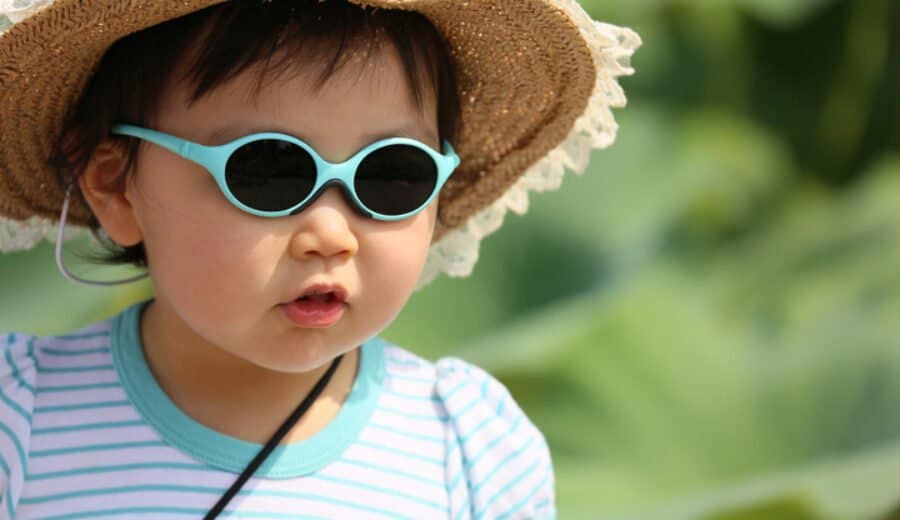 Petite fille avec lunettes solaires