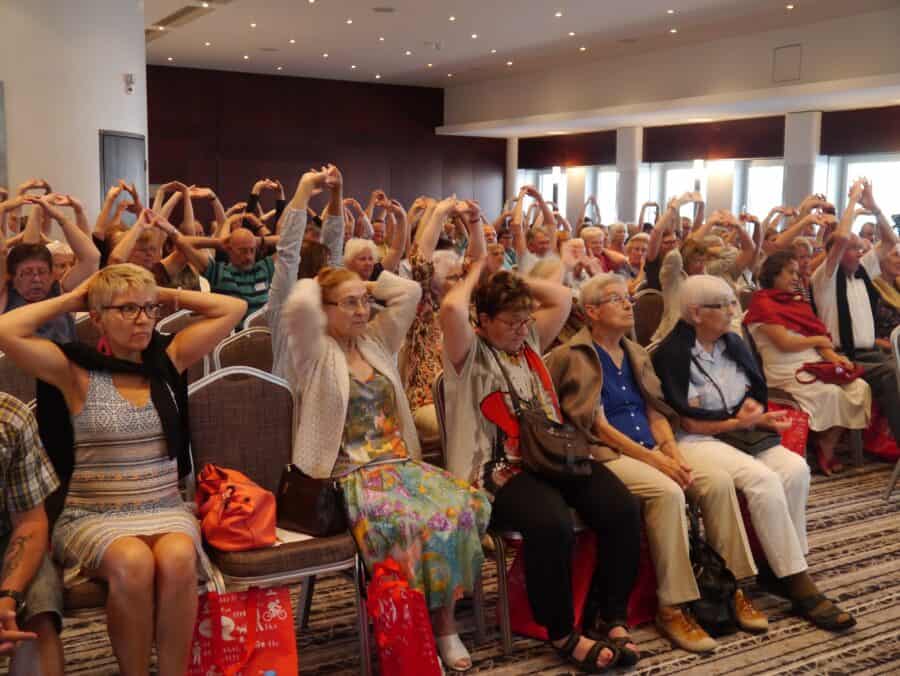 Aktionswoche 2016 - © Rheumaliga Schweiz Publikum macht Schulterübungen an der Aktionswoche 2016