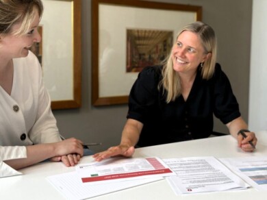 Annette Stolz in einer Besprechung 2025