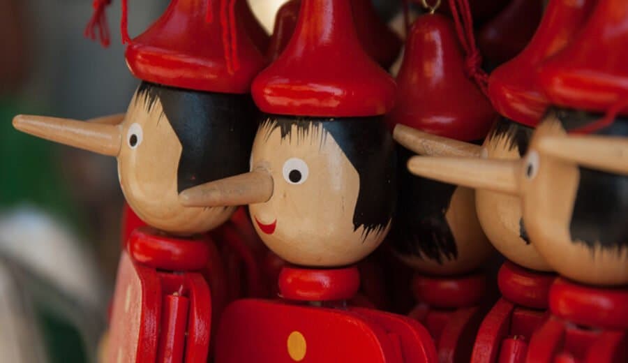 Pinocchios: Symbolbild "Arthrose-Lüge" Pinocchio-Puppen auf italienischem Markt (Bildquelle: Pixabay)