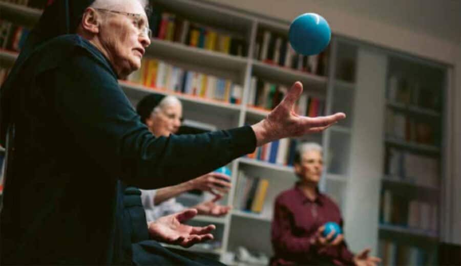 Betagte Klosterfrau, mit der Hand einen Ball aufwerfend